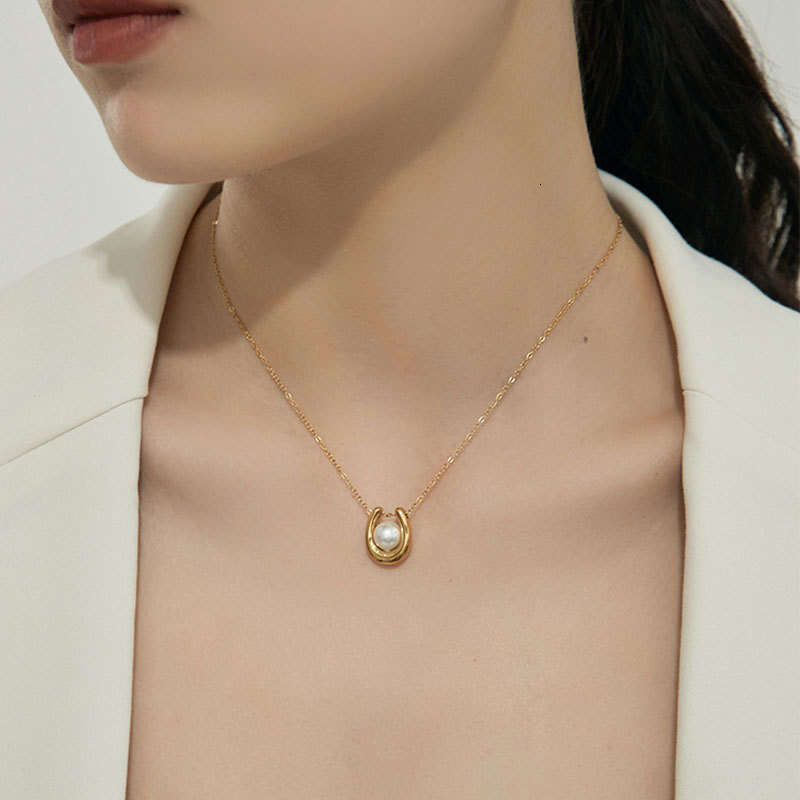 French Romantic U-Shaped Pearl-Inlaid Titanium Steel Necklace Simple High-End Light Niche Design Exquisite Collarbone Chain