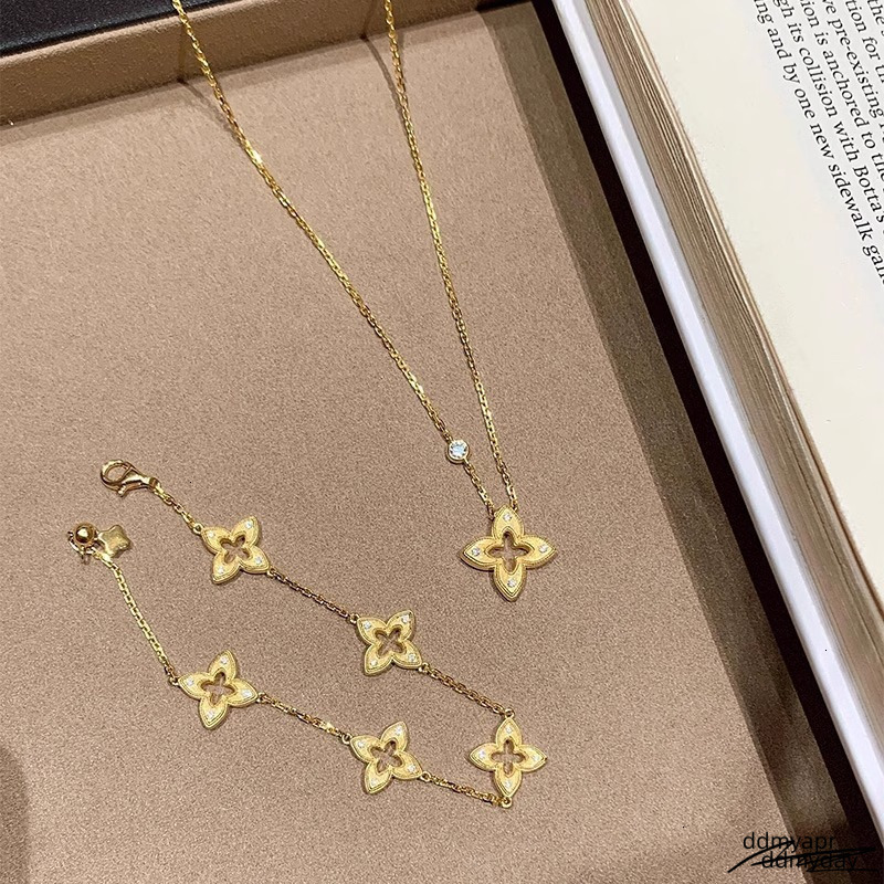 2025 New Retro Hollowed-Out Brushed Four-Leaf Clover Bracelet Designer Jewelry Wedding Ddmyday Ring Fashionable Elegant Simple And High-End Collarbone