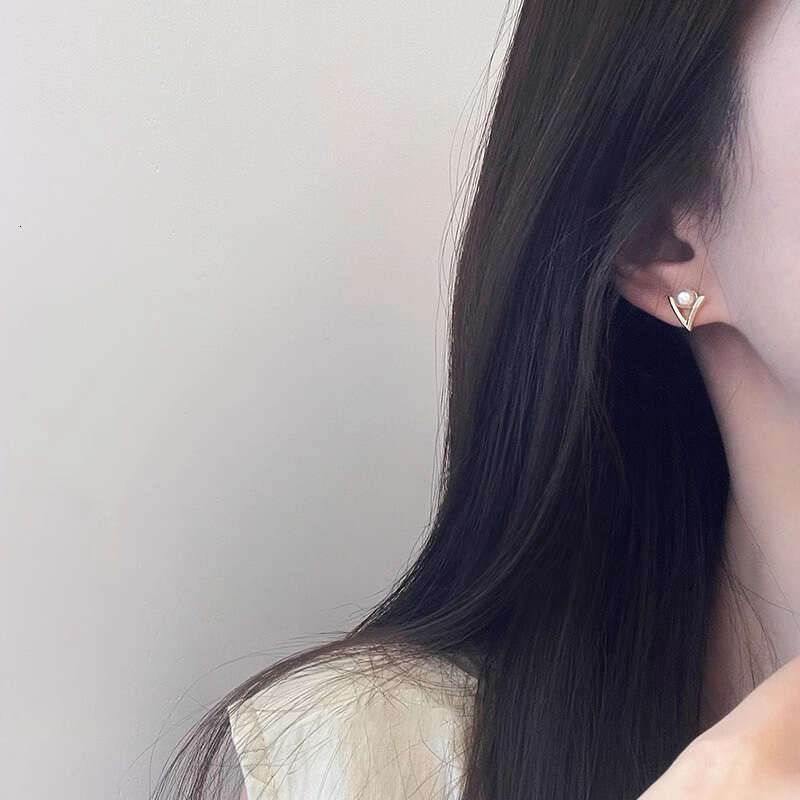 2025 New S999 Pure Silver Needle Triangle Freshwater Pearl Earrings - Clip-On Style for Non-Pierced Ears, Fashion OL Commute Design (Earring/Ear Clip)