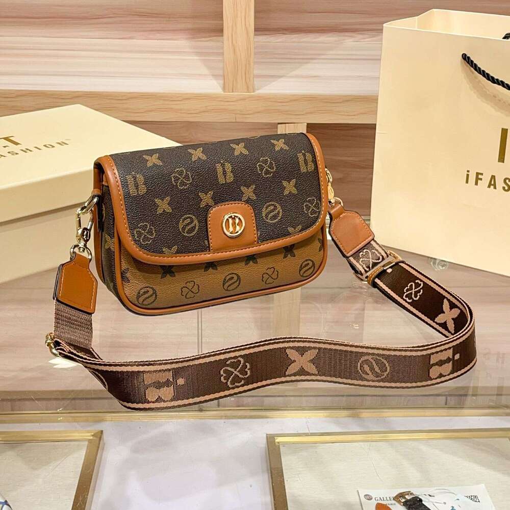 2025 Summer New High-End Versatile Middle-Aged Women's Wide Strap Single Shoulder Crossbody Small Square Bag