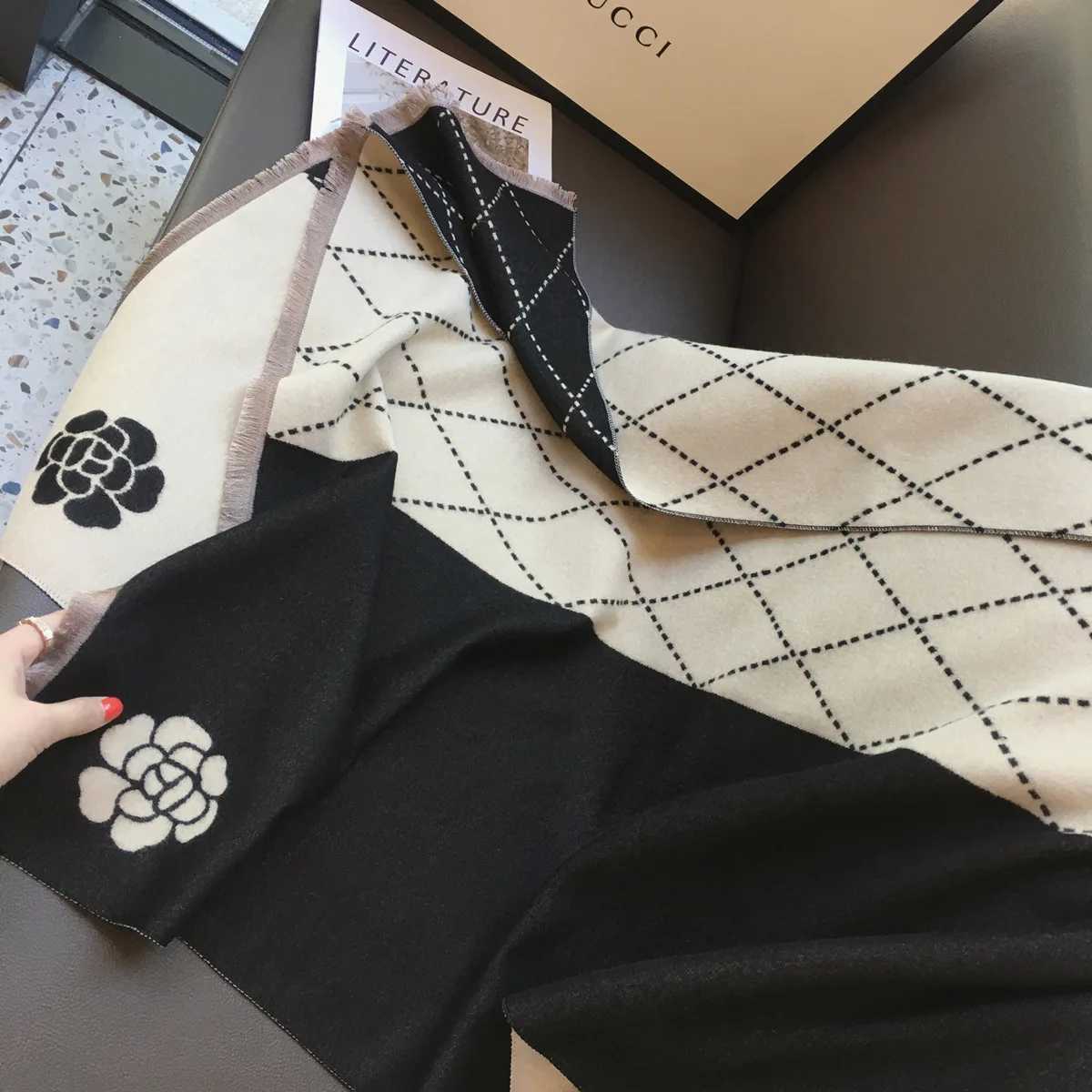 Designer Winter protion wens fashion luxury warm scarf shawl small fragrance printed cloak cashmere material thicke shawl wens G250904