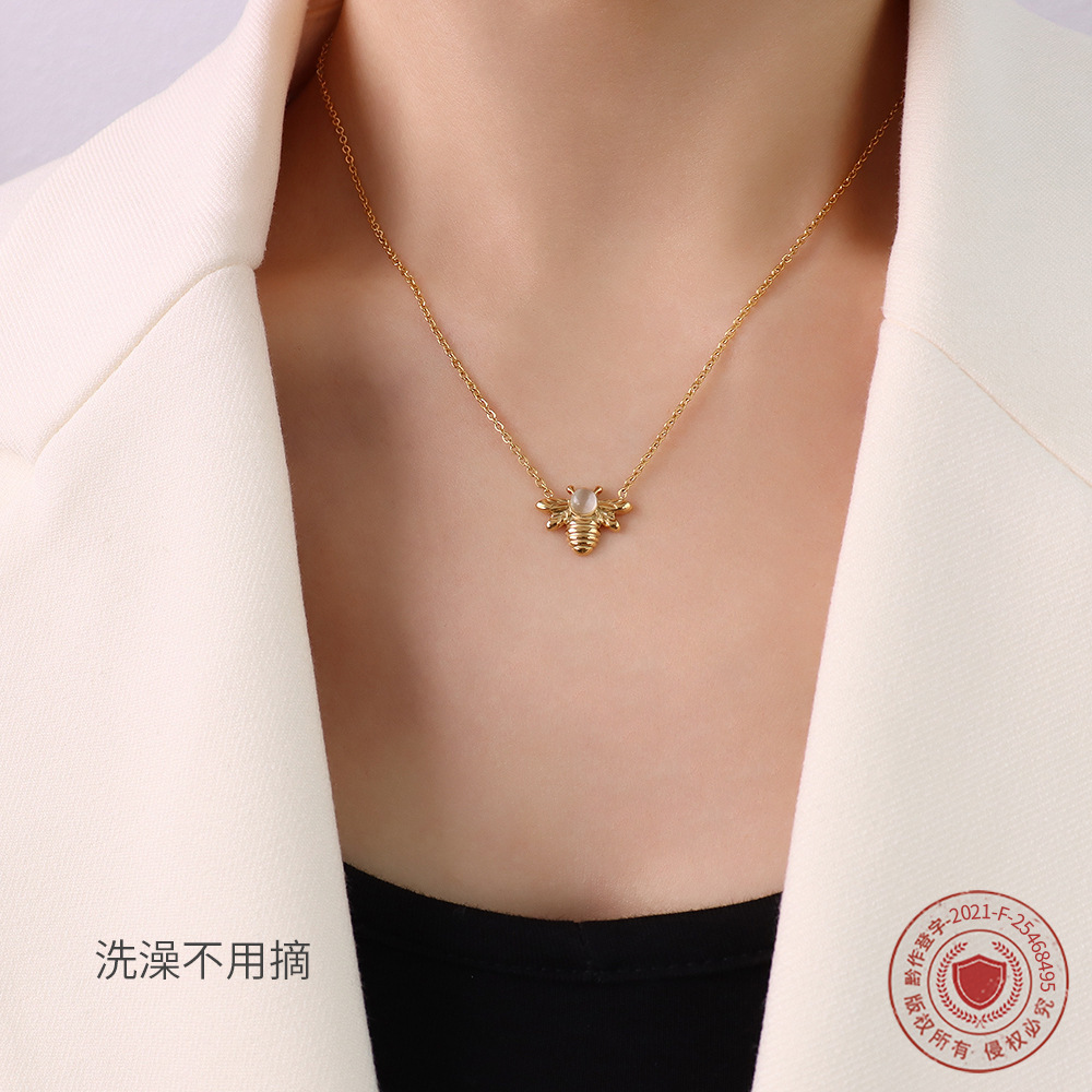 Marka French INS Style Animal Little Bee Cat's Eye Stone Pendant Elegant Simple Titanium Steel Gold Collarbone Chain Necklace