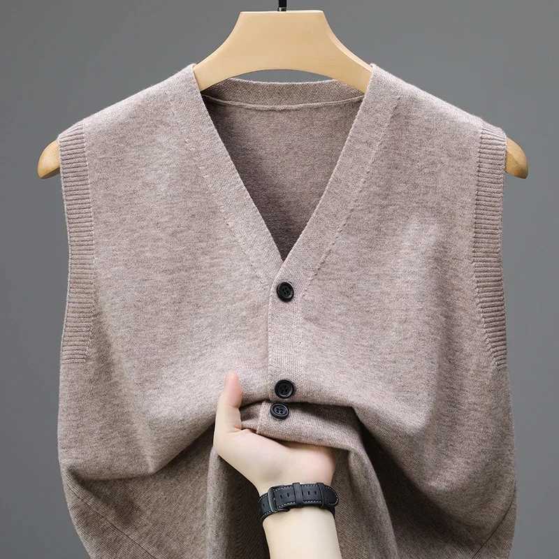 2024 Mens Sweater Vest Fashion Luxury Single Breasted Pullover Autumn Sleeveless Men Work Sweater Knitted Male Waistcoat JumperXJ250904