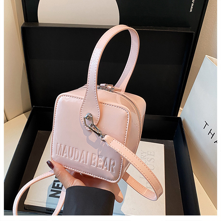 2025 autumn new small square bag, light luxury, elegant fashion, niche design, personalized commuting crossbody bag, designer shoulder bag