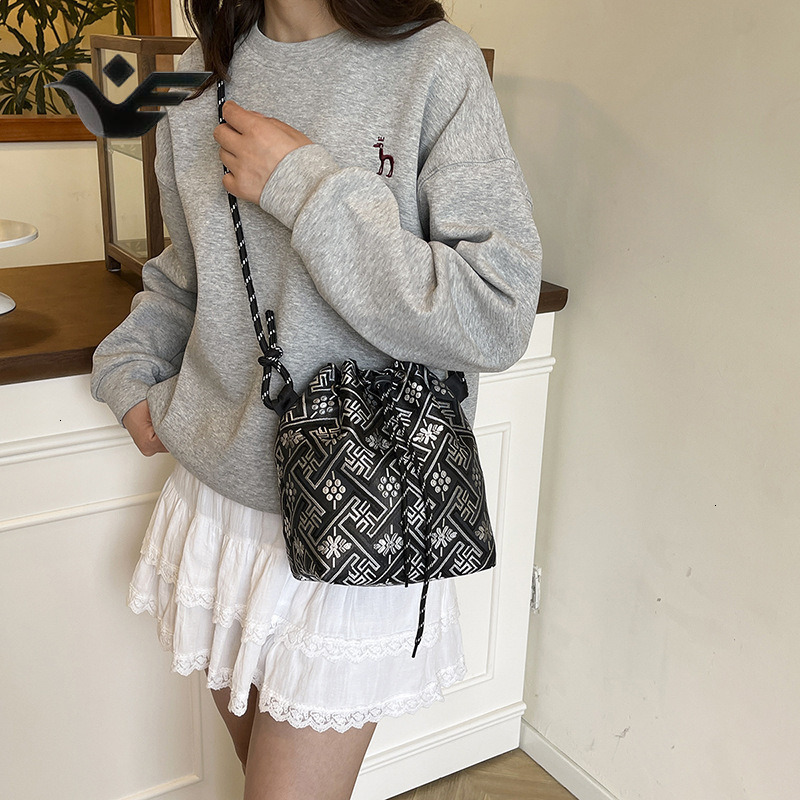 Feiyan Free Shipping New Designer Bag Luxury Shopping Bag Large Capacity Single Shoulder Bag For Women Summer Personality Casual Single Shoulder Bag F