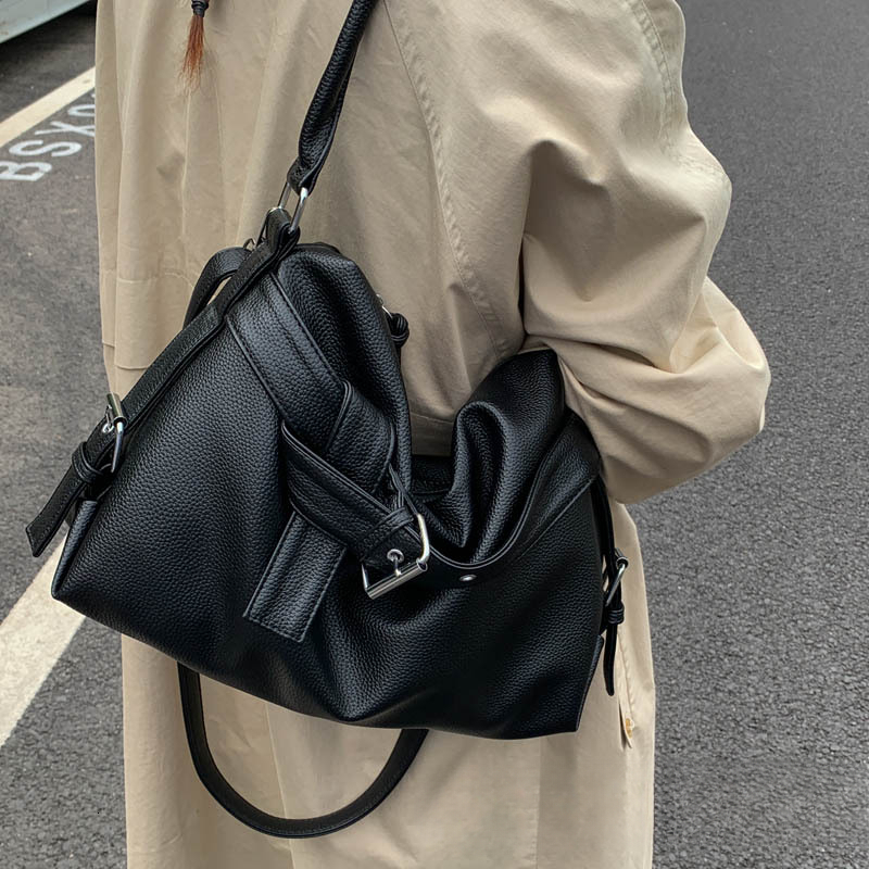 2025 autumn new women's light luxury trend niche design versatile retro handbag fashionable and elegant shoulder bag designer crossbody bag