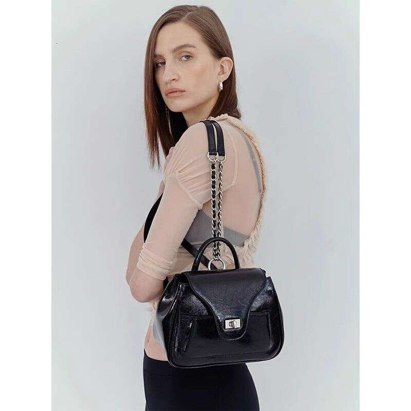 Luxury bag Korean new niche women's clothing fashion oil wax leather shoulder bag sier chain designer stray bag backpack