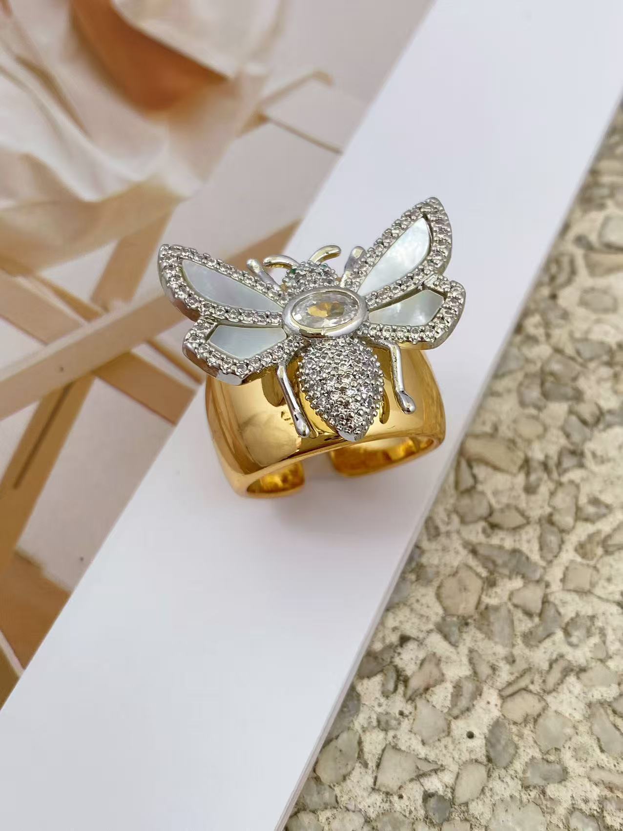 Fashion Jewelry with Inlaid Dias, White Shell, Little Bee, Wide Face, Exquisite Carved Texture, Women's Bracelet