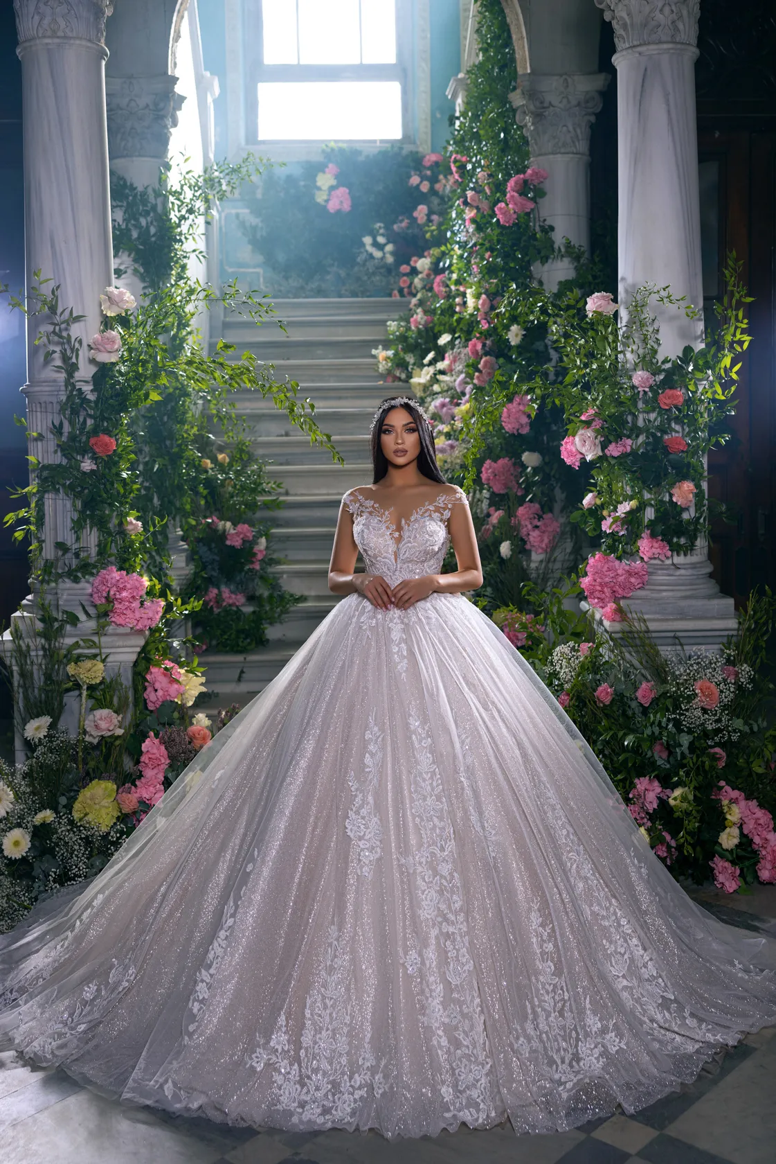 Luxury Sheer V-Neck A-line Wedding Dress Delicate Beading Pearls Aplliques Lace Sleeveless Bridal Gowns Floor-length Court Train