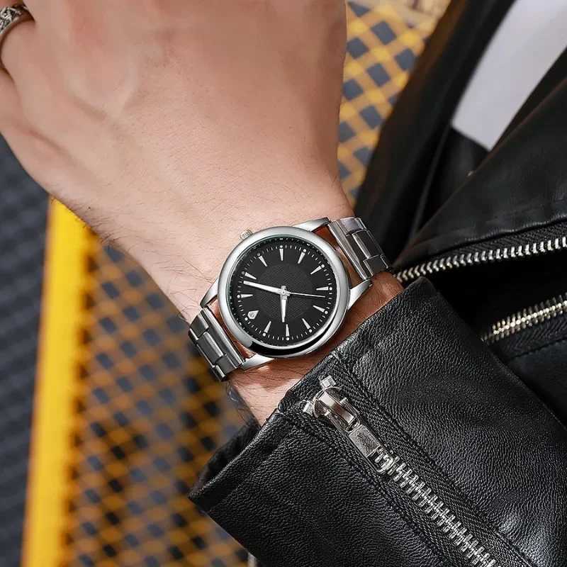 Luxury Couple Quartz Watch Golden Strap Black And White Dial Fashion Men Wen Watches Clock Unisex Business Casual Wristwatches X250904