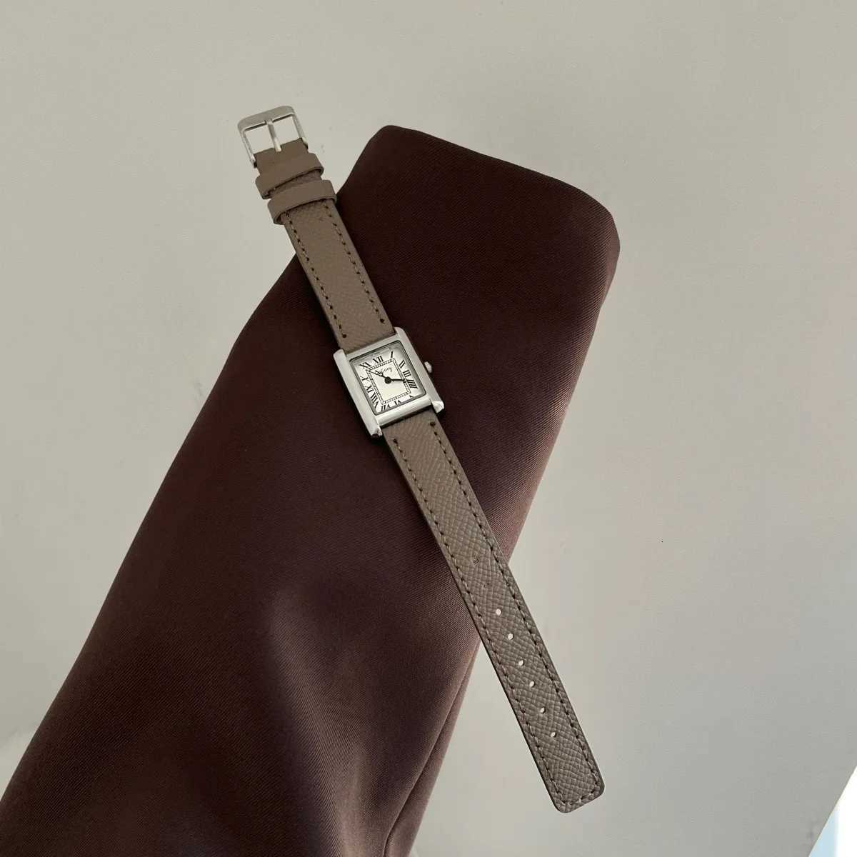 Luxury Square Small Watch Retro Wens Girls Quartz Watches Tiny Fem Watch for Wen Dresses Lady Fashion Gift for Girlfriend X2509041