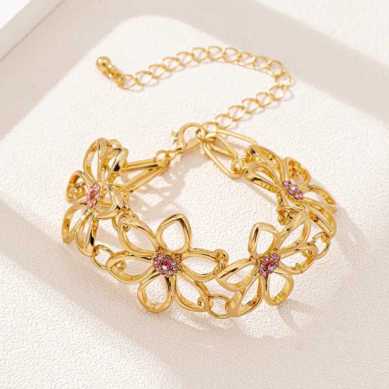 A Strip of Fashion Simple Individuality Retro Metal Flower Hollow Out Inlay Drill Bracelet for Woman Adjustable Bracelet JewerlyXJ250904