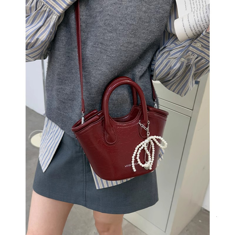 2025 autumn new light luxury niche design versatile fashion women's handbag elegant crossbody bag retro designer shoulder bag