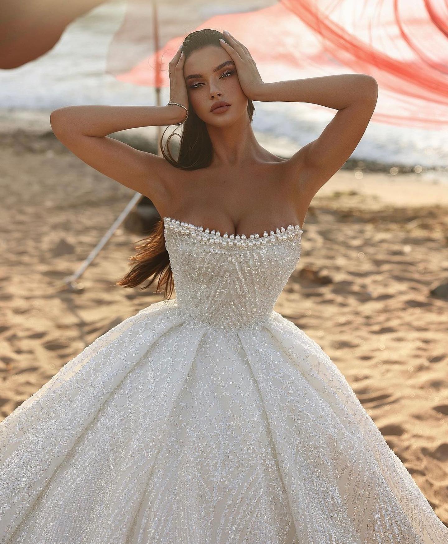 Sparkly Ball Gown Wedding Dresses Pearls Beaded Sequins Bridal Gowns Strapless Sleeveless Sweep Train Princess Marriage Gowns Custom Made