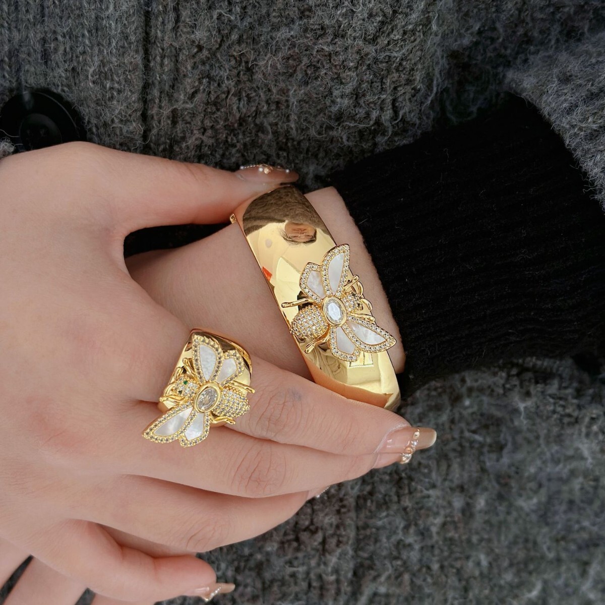 Fashion Jewelry with Inlaid Dias, White Shell, Little Bee, Wide Face, Exquisite Carved Texture, Women's Bracelet