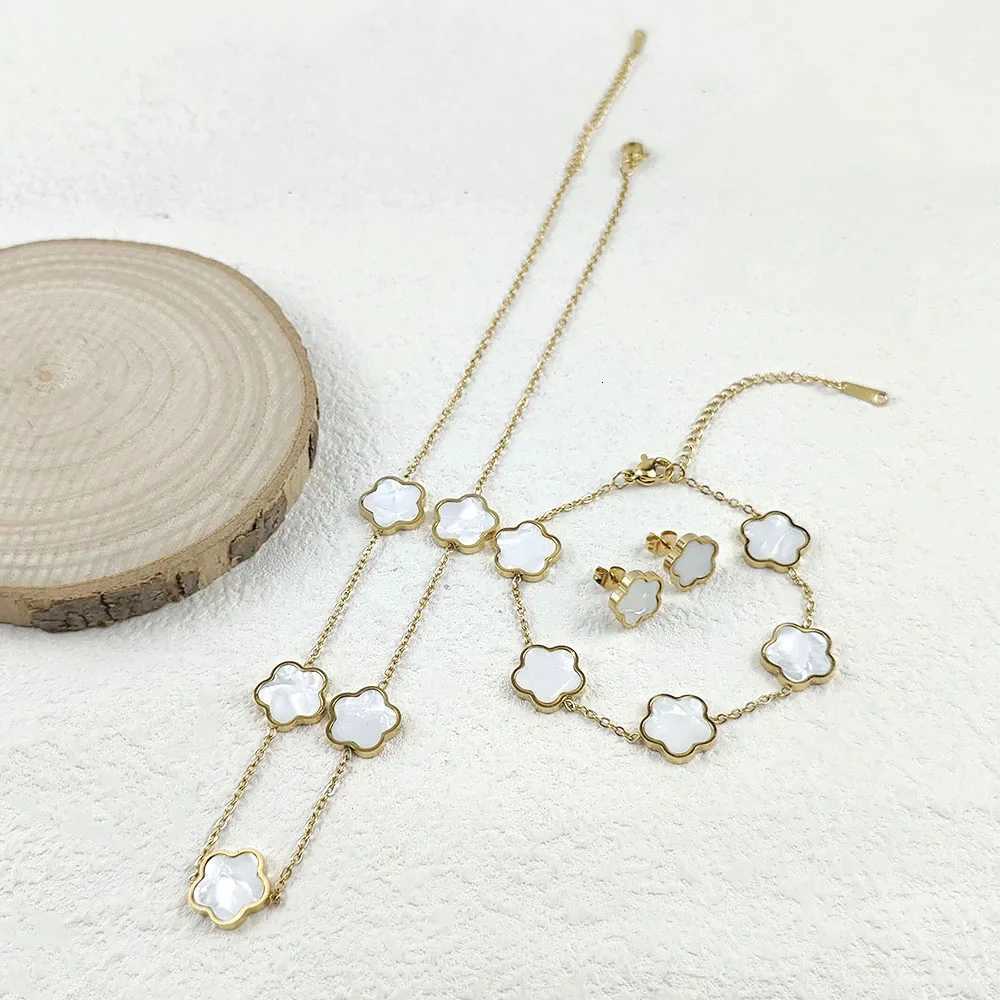 Mussel Five Flower Stainl Steel Womens Exquisite Necklace Bracelet Earrings 18K Gold Plated Light Luxury Lucky SetXJ250904