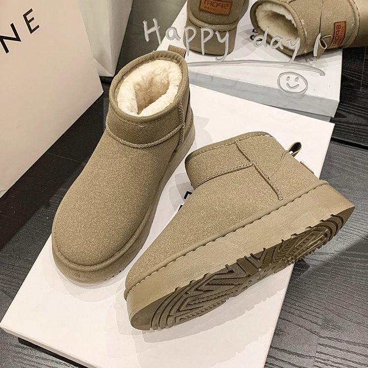 High-quality winter boots on the platform, designer shoes, classic and fashionable woolen boots for women, deerskin texture, fluffy and warm boots for winter