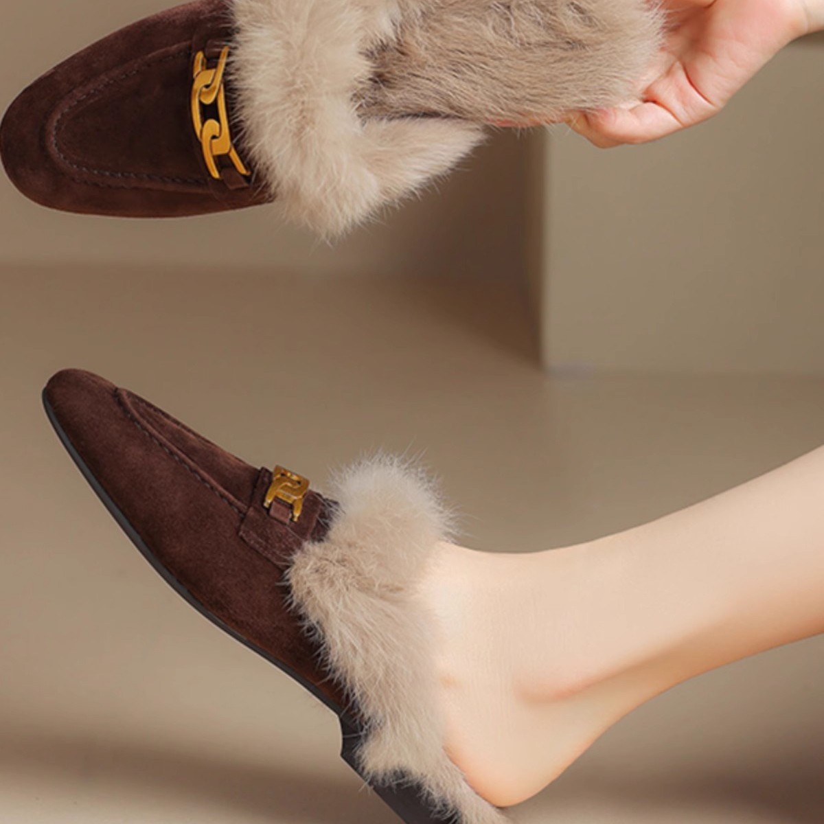 Hot new free shipping designer slippers for womens flat slippers brown black New fashionable and versatile outdoor leisure slippers