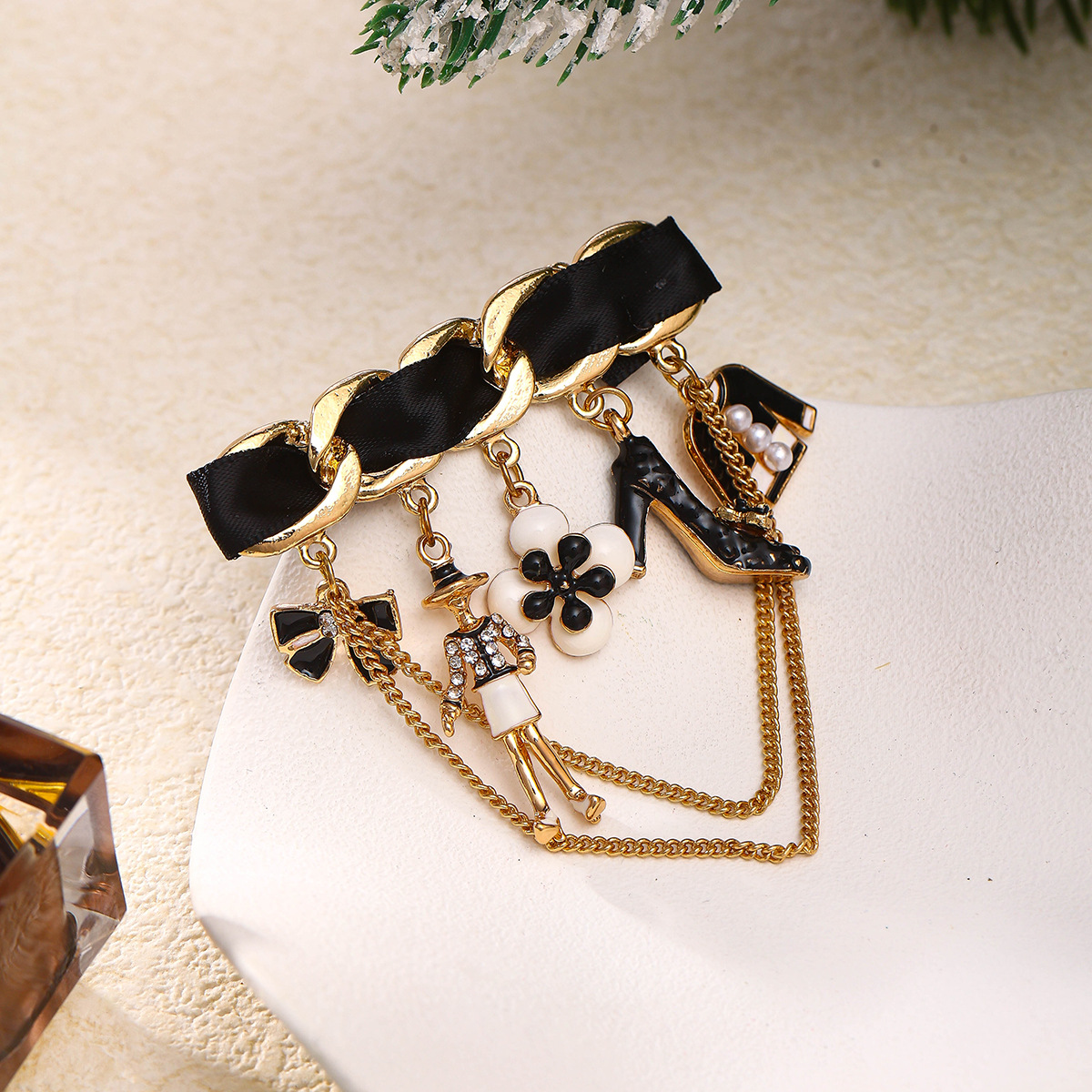 Trendy Design Pearl Brooches for Women Camellia Tassels Chain Pins Party Jewelry