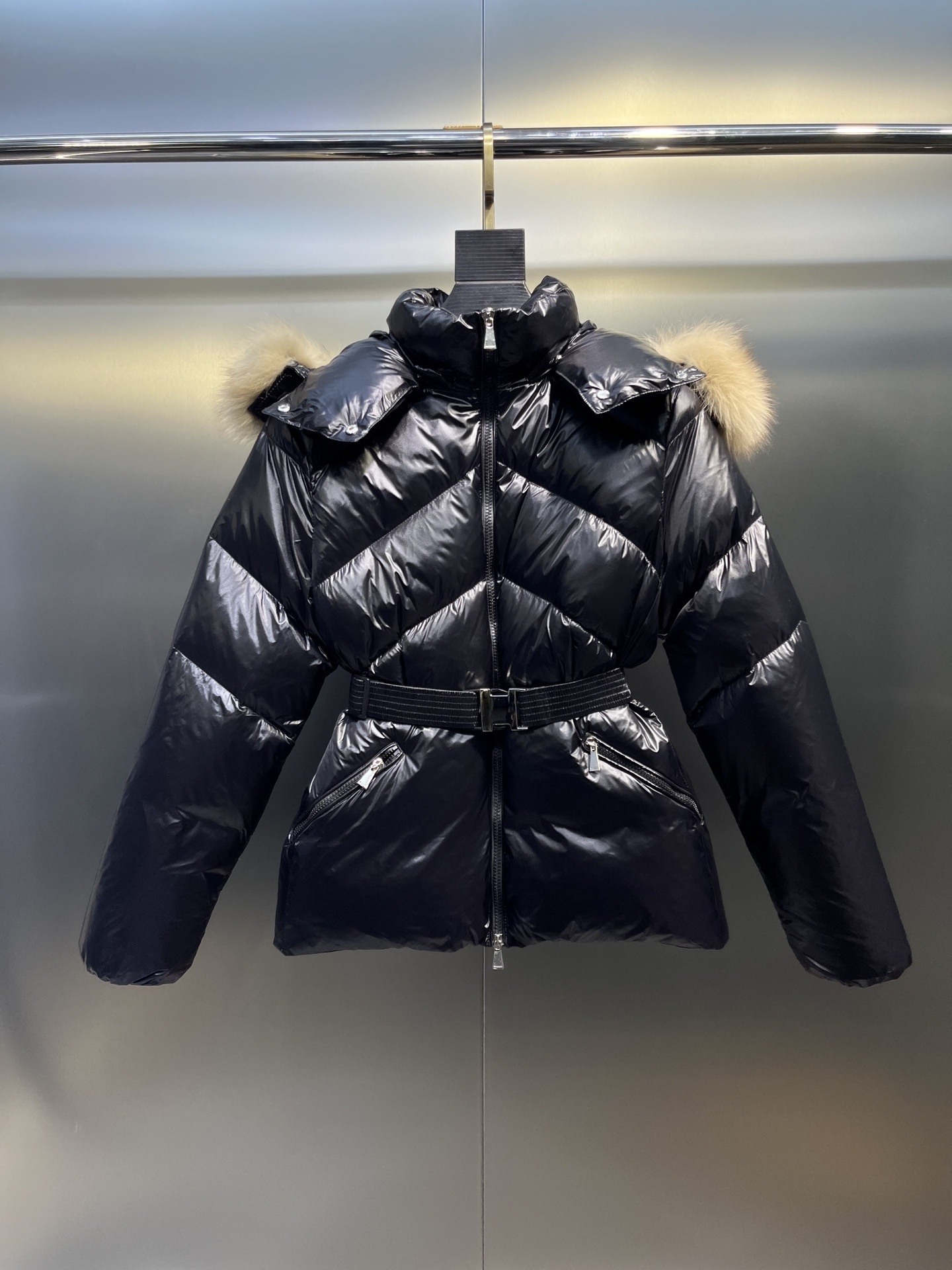 Fashionable and classic women's warm and comfortable down jacket