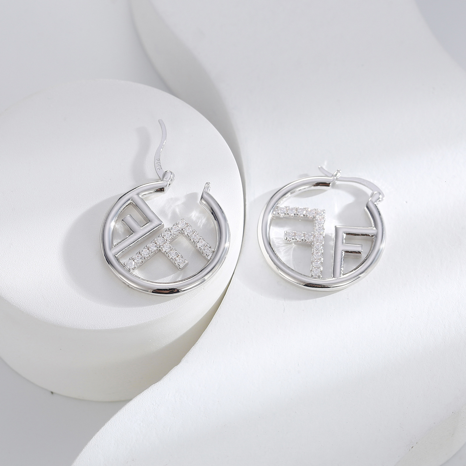 2025 New Designer Luxury Free Shipping Letter F High-end Earrings Light Luxury Niche Design Elegant Internet Celebrity Personality Earrings New Ear Cl