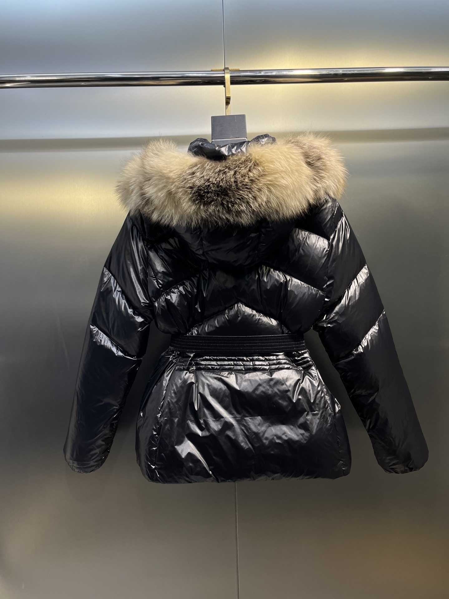 Fashionable and classic women's warm and comfortable down jacket
