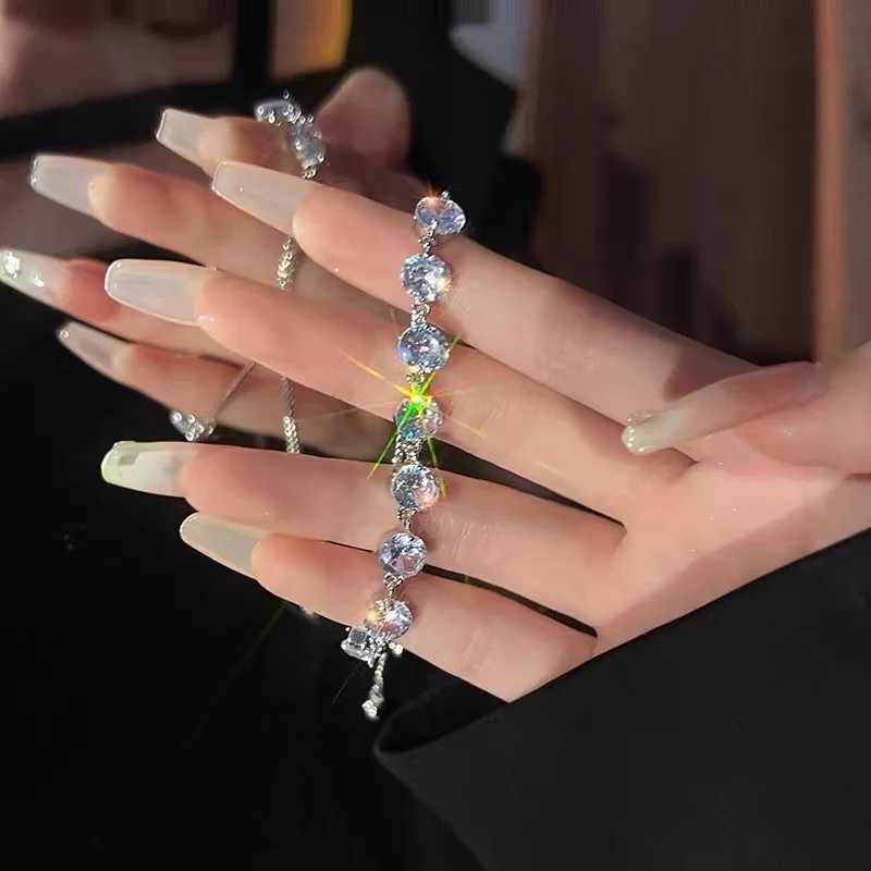 2022 New Fashion Trend Womens Clear Zircon Bracelet AAA Quality Big Bling Zirconia Penannular Armband Pulseras GiftXJ250904