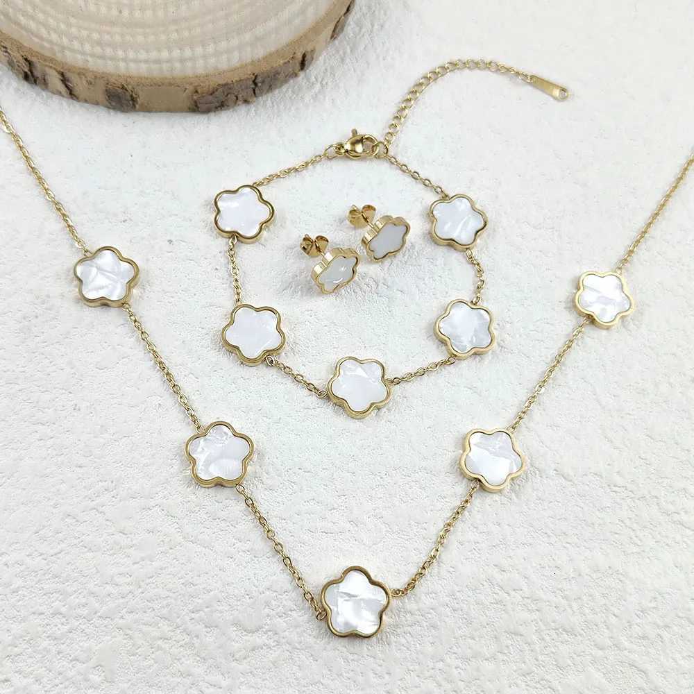 Mussel Five Flower Stainl Steel Womens Exquisite Necklace Bracelet Earrings 18K Gold Plated Light Luxury Lucky SetXJ250904