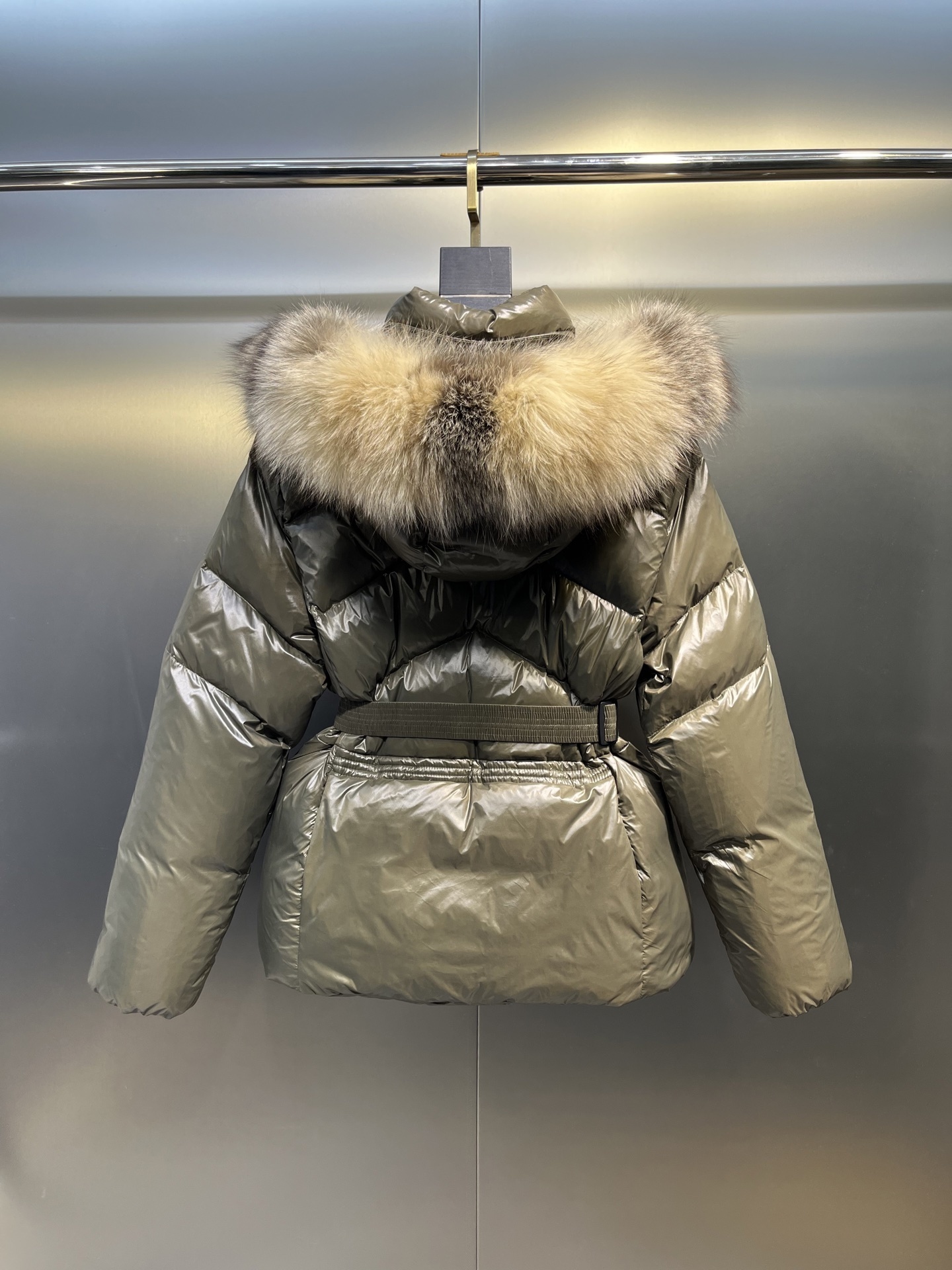 Fashionable and classic women's warm and comfortable down jacket