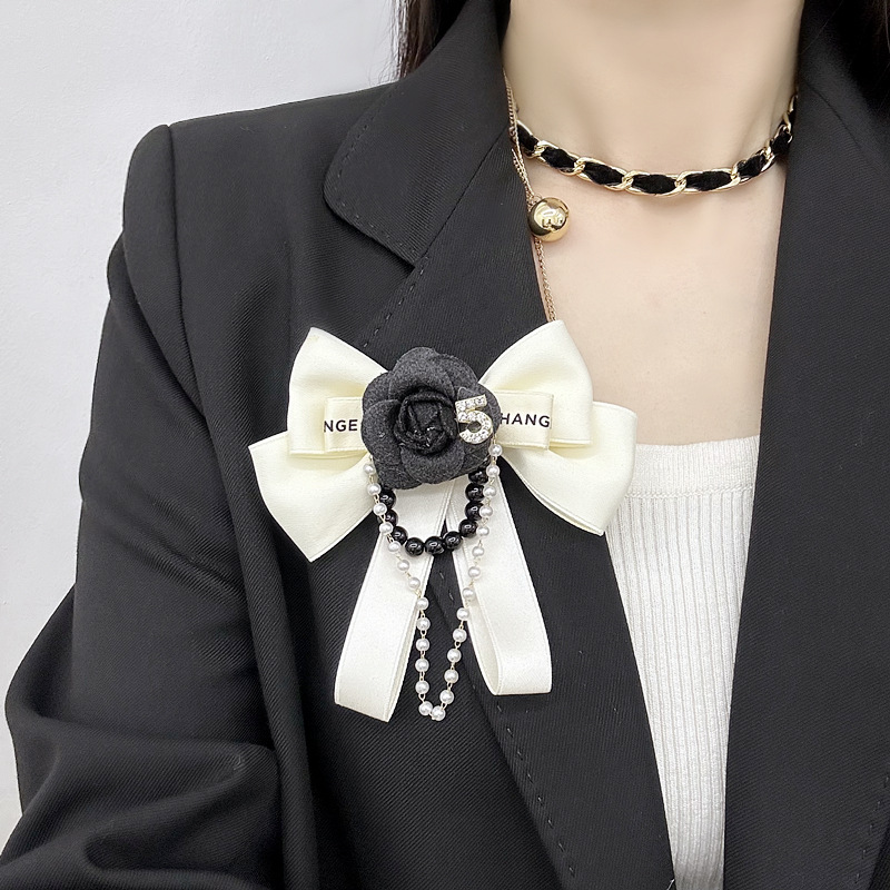 Korean Fabric Art Bow Tie Brooches Camellia Flower Crystal Pearl Tassel Lpael Pins Shirt Collar Fashion Jewelry Gifts for Women