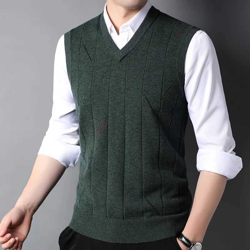 Thick Mens Pullovers Vest Slim Fit Knitwear Sleeveless Spring Autumn New Fashion Brand Sweater Casual Clothing Mens TopsXJ250904