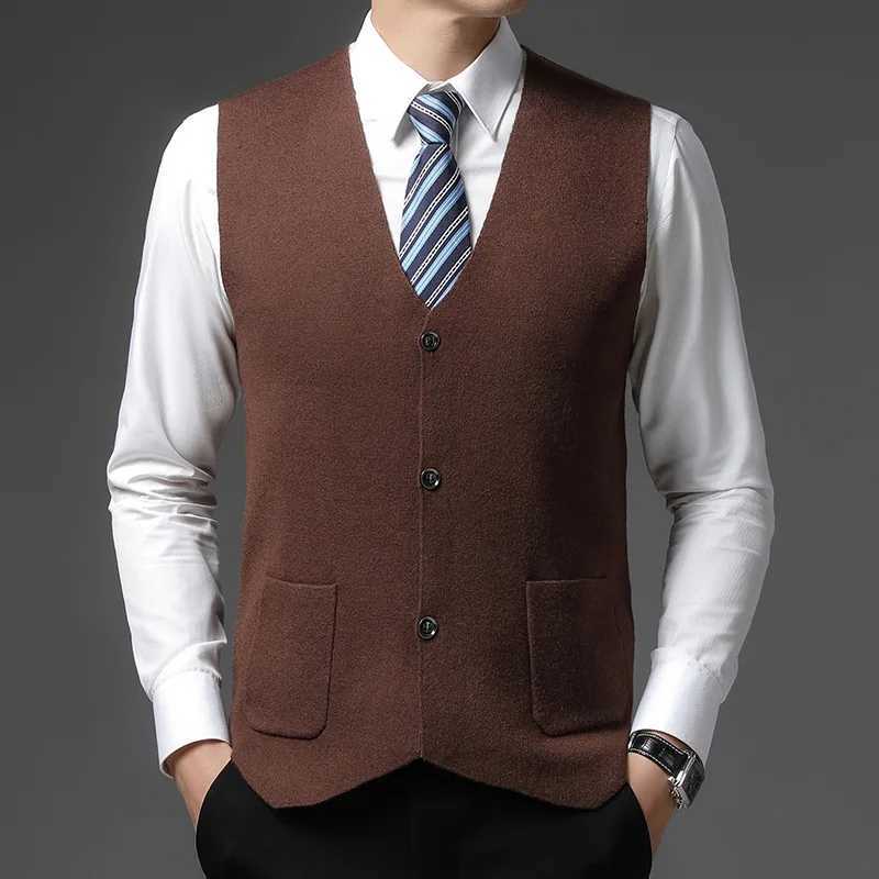 Fashion Highend Solid Sweater Sleeveless Tank Men Vneck Button Pocket Patchwork Thickened Warm Golden Velvet Cardigan Vest TopXJ250904
