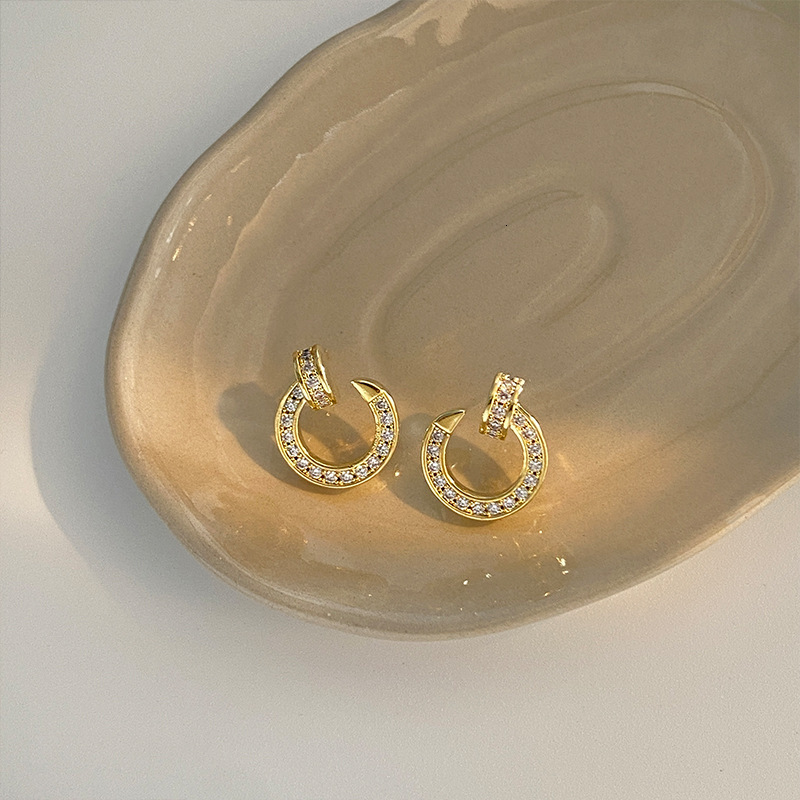 New Fashion Earrings Niche High-end Super Shiny Metal Kajia Design Simple Round Designer Luxury Free Shipping Elegant Personality Trendy Cool Women