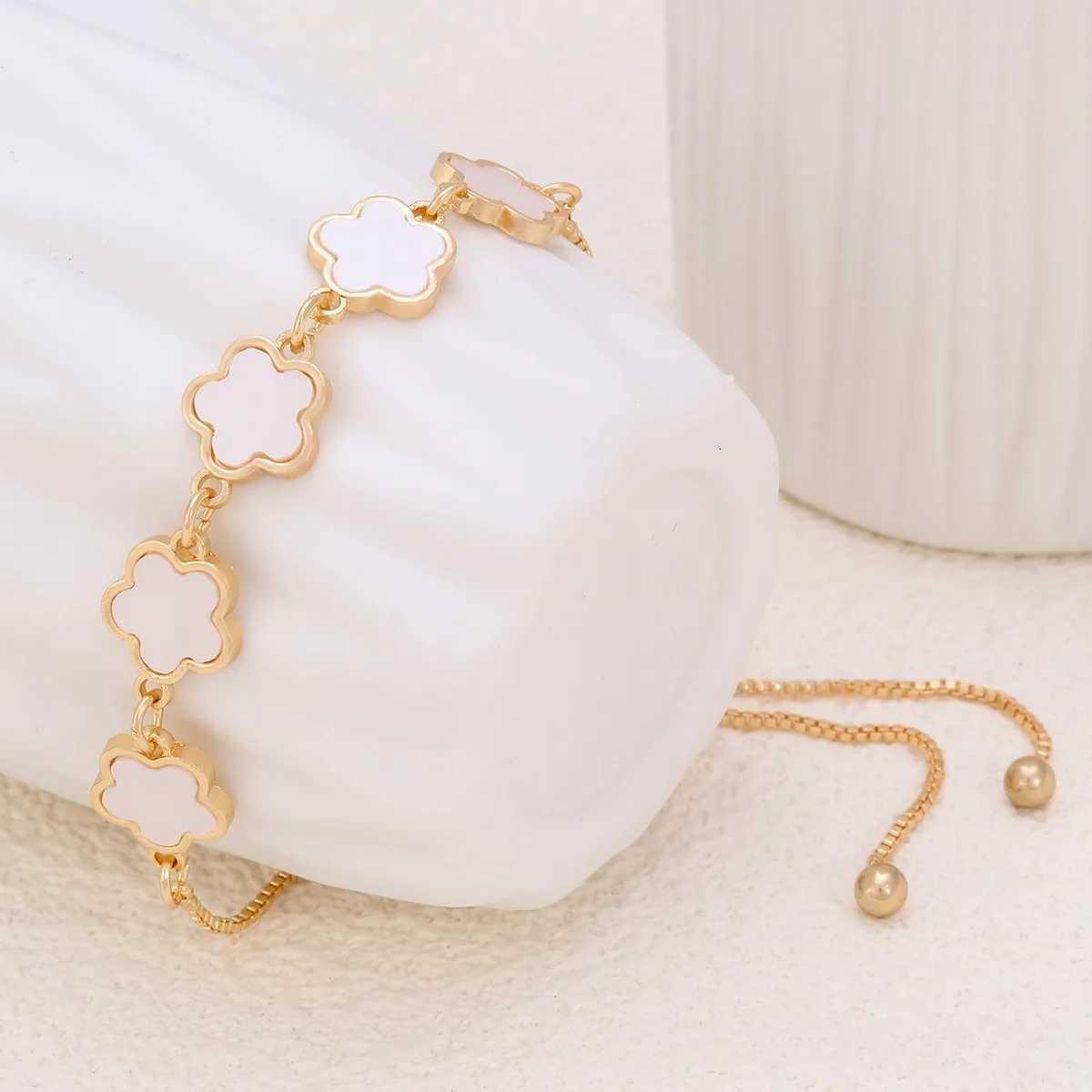 Lucky Five Petals Flower Bracelet Gold Plated Women Tren Metal Bracelet Party Birtay Daily Cute Romantic JewelryXJ250904