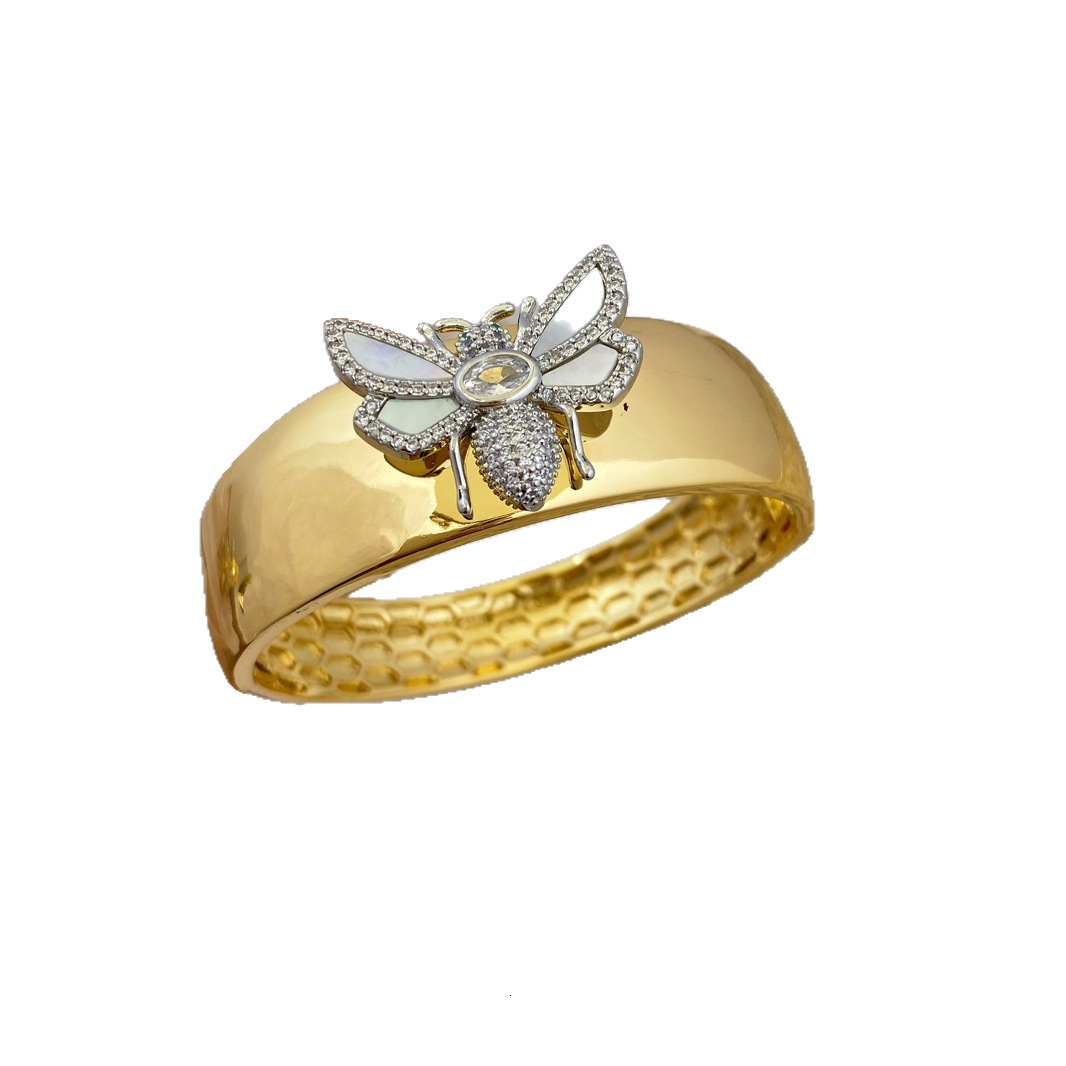 Fashion Jewelry with Inlaid Dias, White Shell, Little Bee, Wide Face, Exquisite Carved Texture, Women's Bracelet