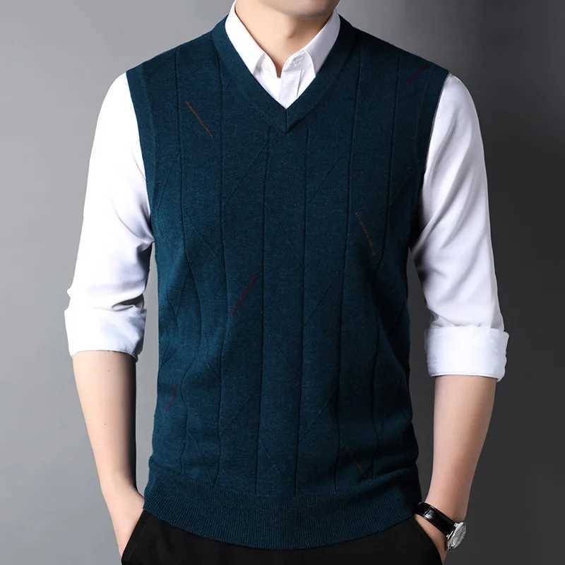 Thick Mens Pullovers Vest Slim Fit Knitwear Sleeveless Spring Autumn New Fashion Brand Sweater Casual Clothing Mens TopsXJ250904