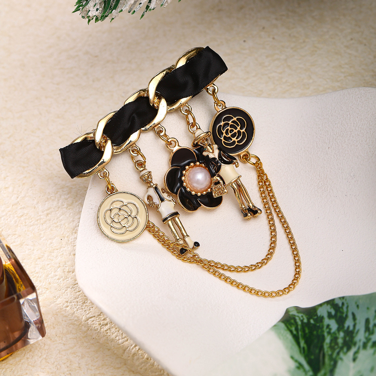 Trendy Design Pearl Brooches for Women Camellia Tassels Chain Pins Party Jewelry