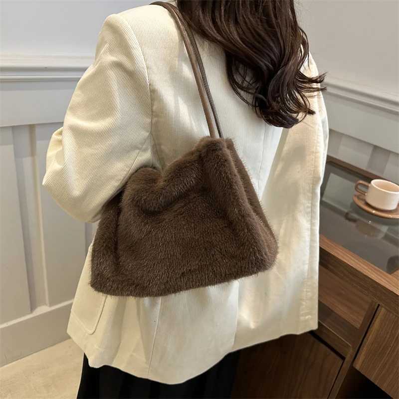Female Autumn Winter Plush Handbag Versatile Solid Color Chain Crossbody Shopping Bag Women New Design Chain Messenger Bags Z250903