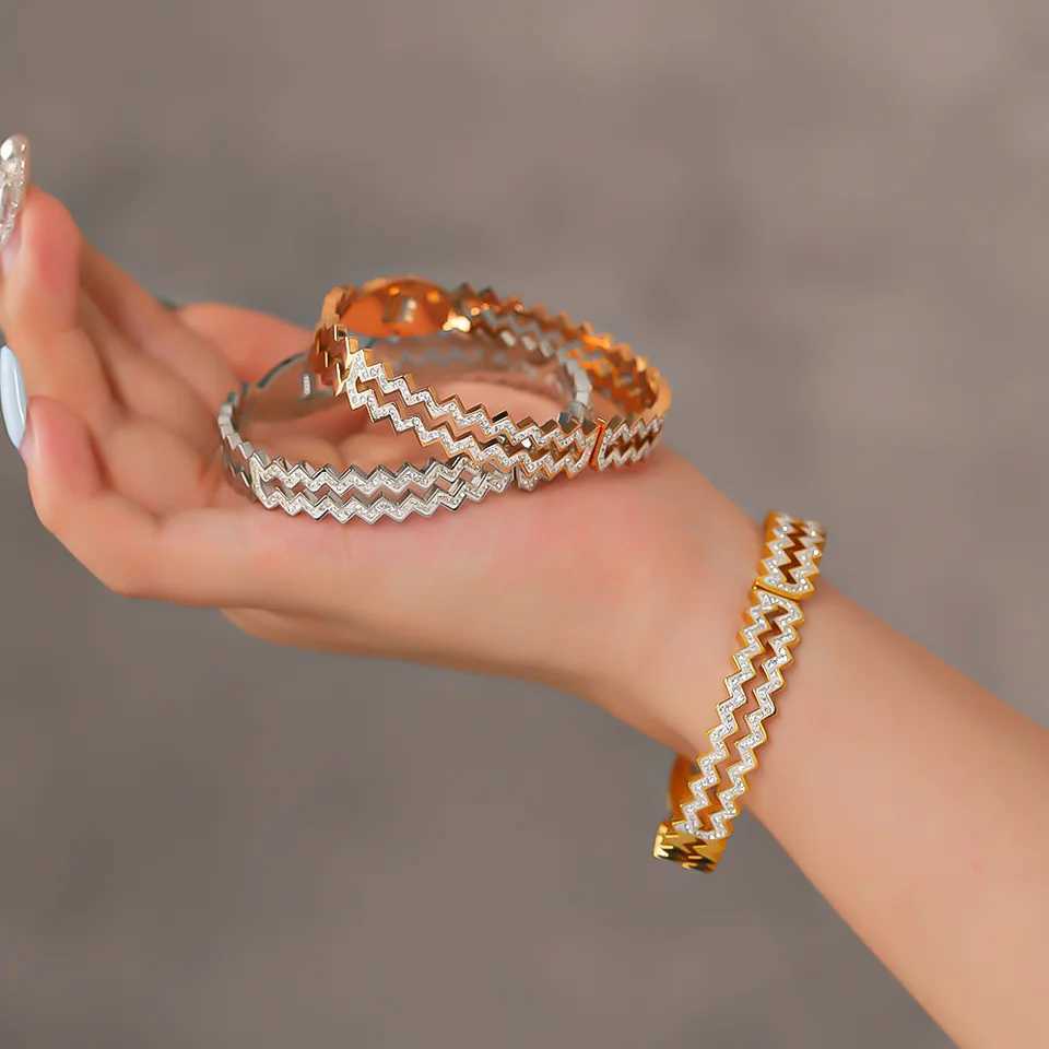 Non Fading Serrated Pattern Inlaid With Artificial Zircon Stainless Steel Bracelet Wens Exquisite Hand Accessories Y250904