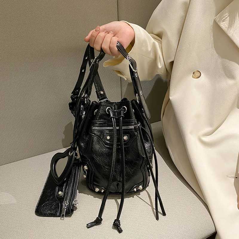 2025 Crossbody bag female new heavy industry locomotive wind tide pump with bucket bag fashionable shoulder bag Z250903
