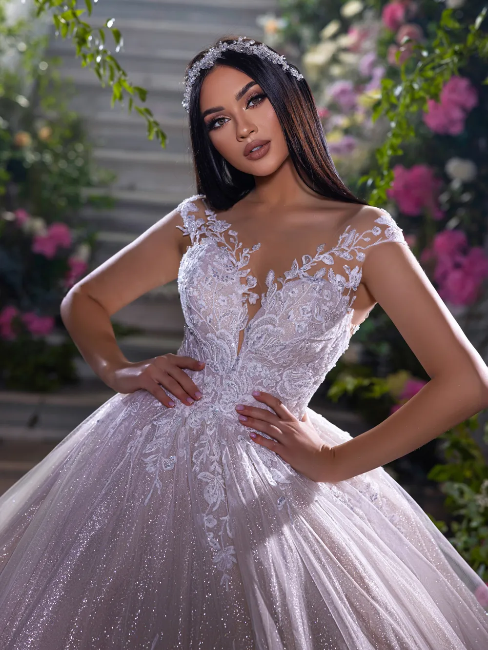 Luxury Sheer V-Neck A-line Wedding Dress Delicate Beading Pearls Aplliques Lace Sleeveless Bridal Gowns Floor-length Court Train