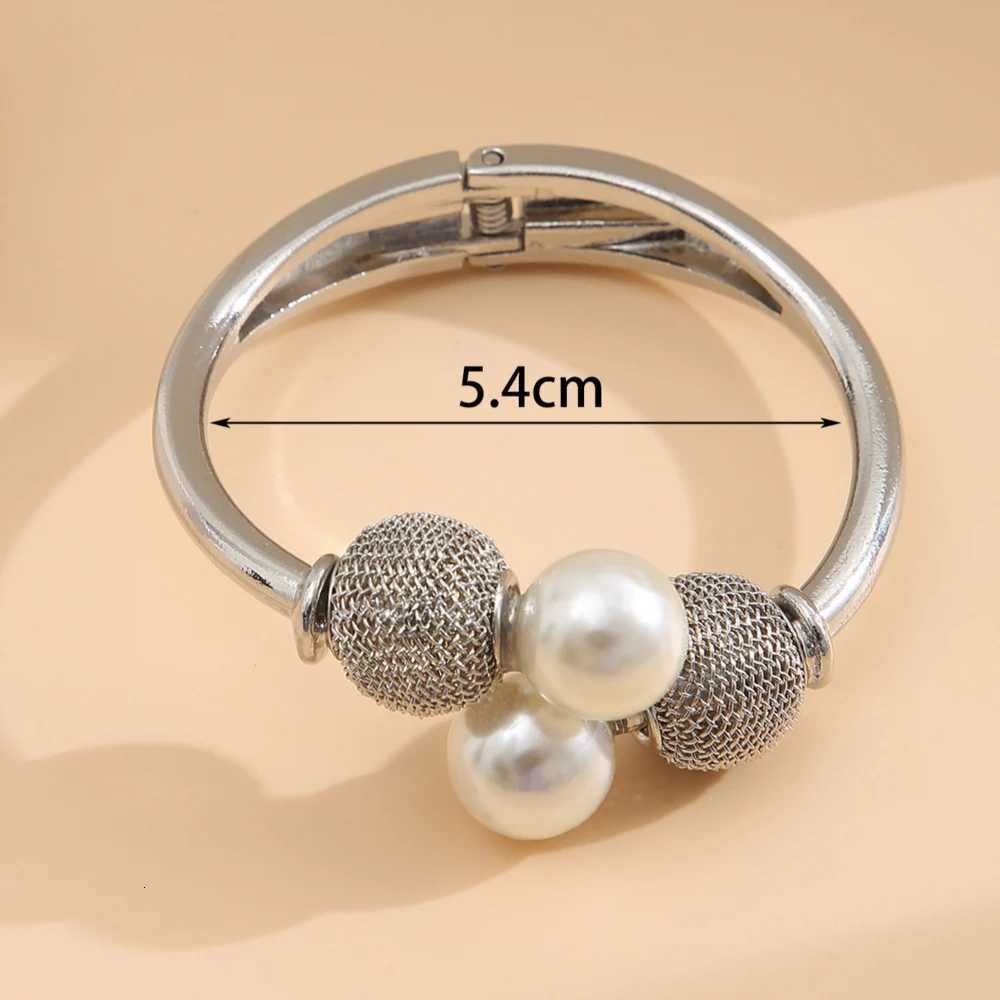 Vintage Exaggerated Metal Mesh Net Bracelet Bangle for Women Geometric Round Pearl Ball Open Cuff Bangles Jewelry Gifts 2023 New Y250904