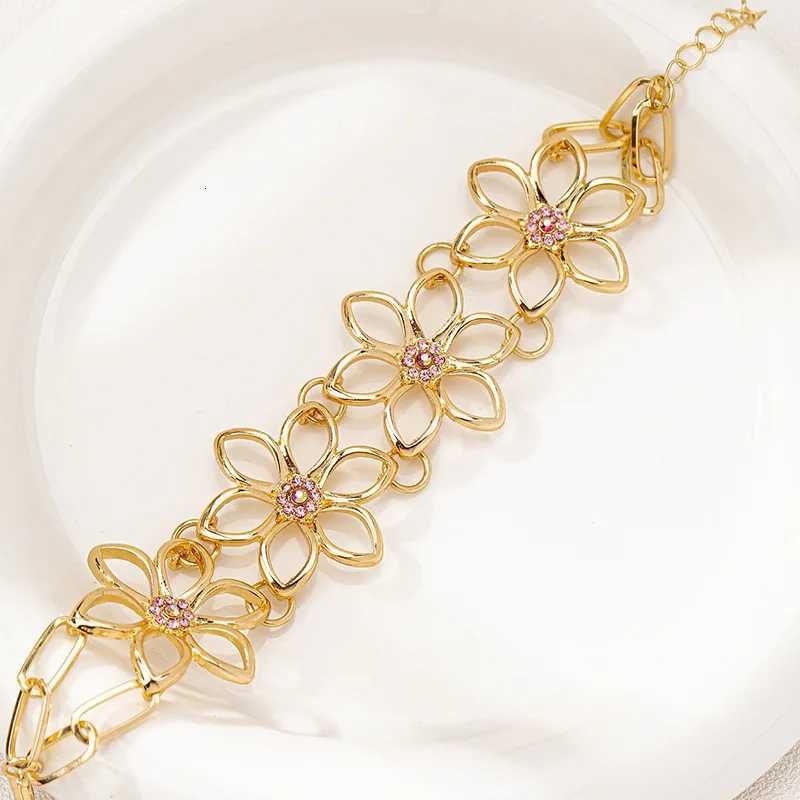 A Strip of Fashion Simple Individuality Retro Metal Flower Hollow Out Inlay Drill Bracelet for Woman Adjustable Bracelet JewerlyXJ250904