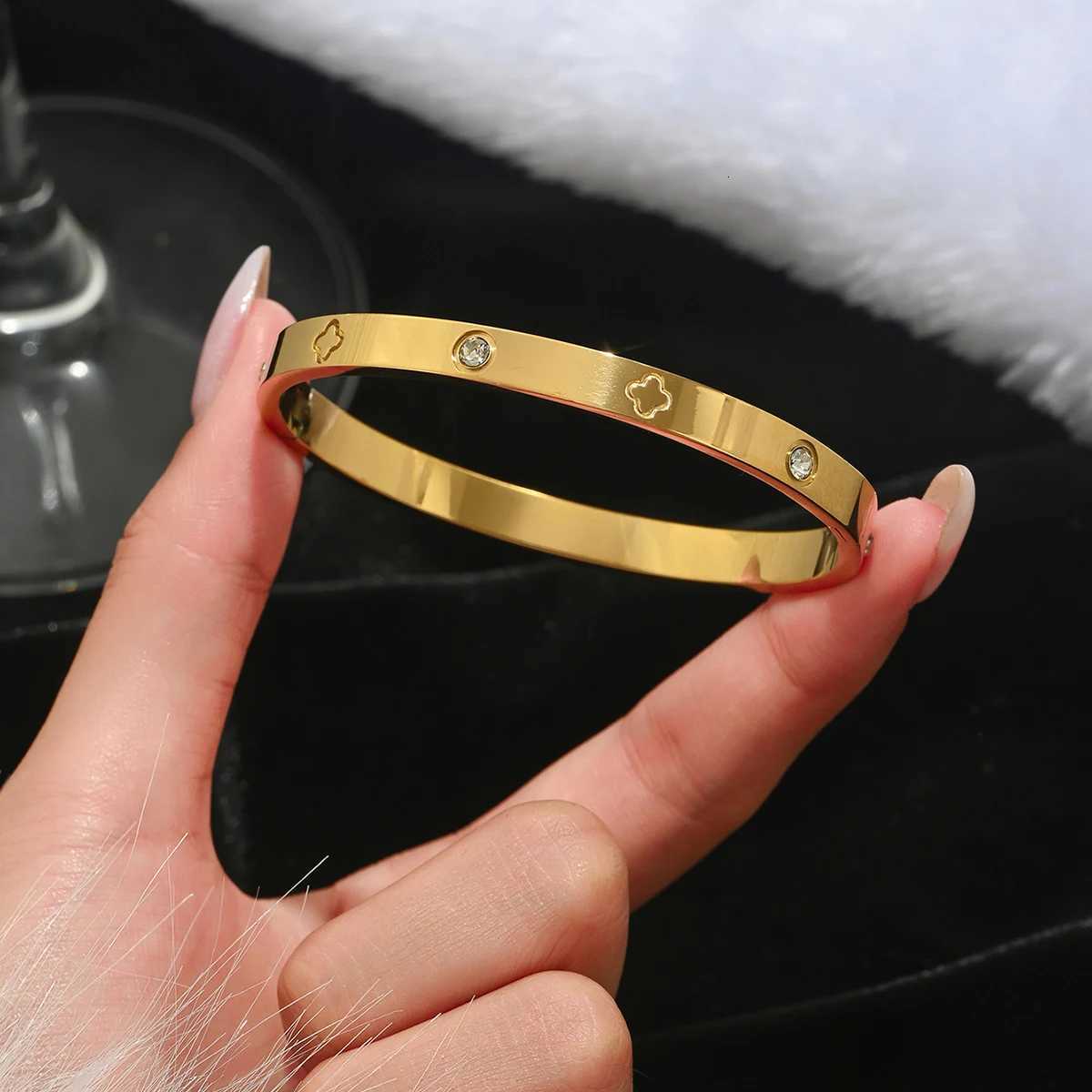UILZ Europe And Hot Stainl Steel Lucky Fashion Wens Bracelet Gold Bangles W251120