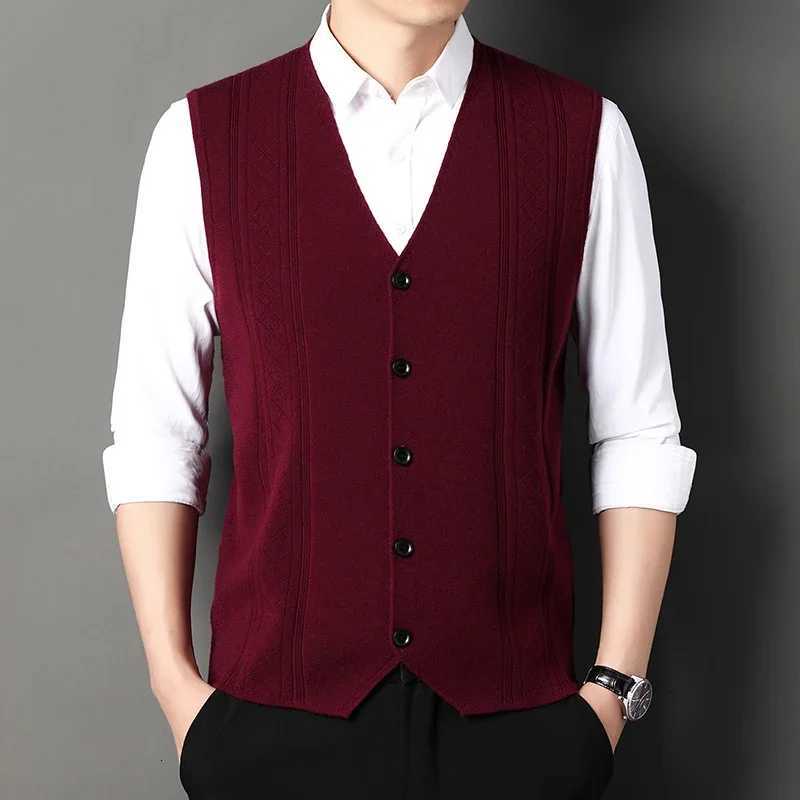 Vneck 2024 Luxury Sweaters Vest for Men Fashion Sweater Casual Knitted Cardigan Clothing Pullover Pull Homme Roupas MasculinasXJ250904