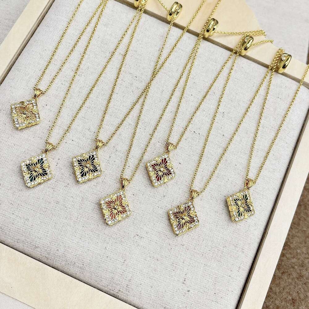 Brushed Four-Leaf Clover Necklace for Women 2024 New Double-Sided Clavicle Light High-End Sweater Chain Niche Accessories