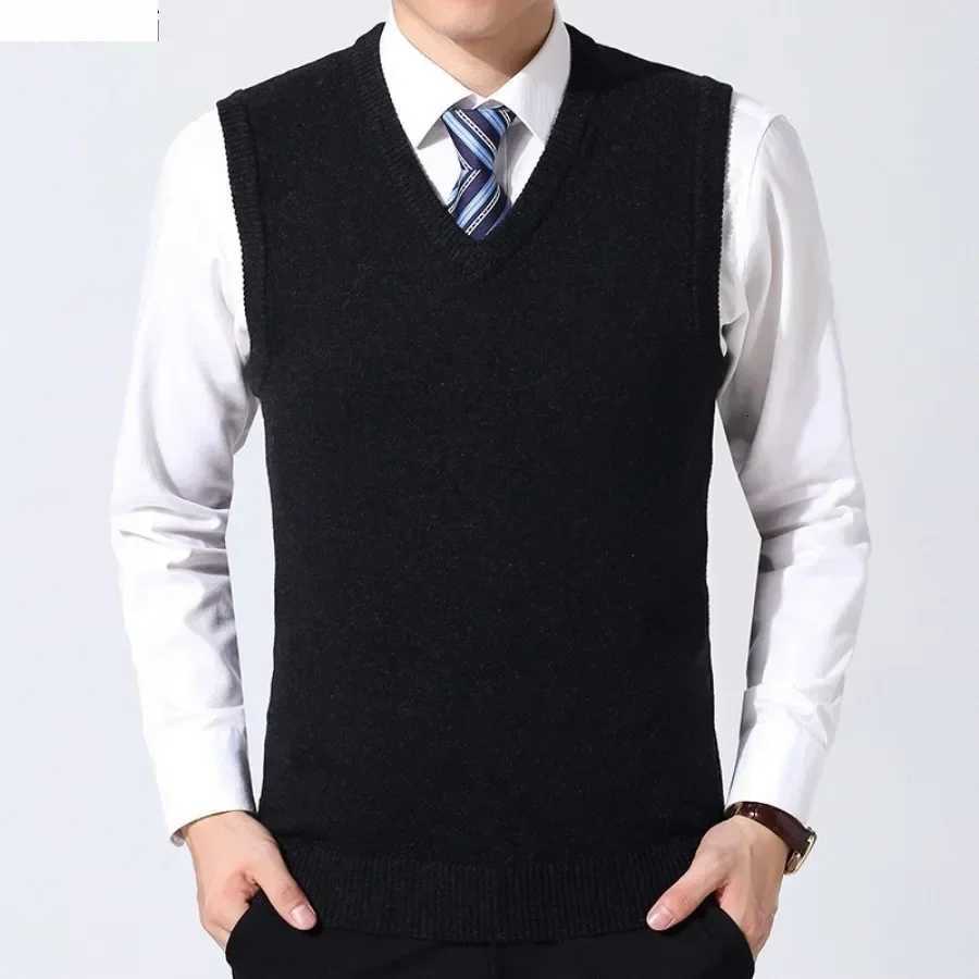 Mens Knitted Sweater Vest Pullover Tank Tops Autumn Winter Luxury Mens Business Office Slim Wool Vest Men Solid Vest TopsXJ250904