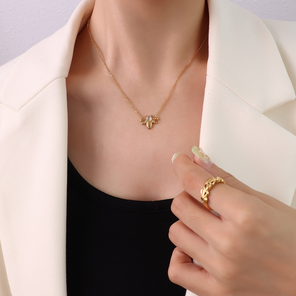 Marka French INS Style Animal Little Bee Cat's Eye Stone Pendant Elegant Simple Titanium Steel Gold Collarbone Chain Necklace