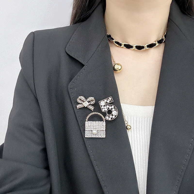 Designer Brooch Set New Collection Clothing Styling Corsage Black White Mink Fur Pins Beauty women Pearl Brooch Coat Accessory