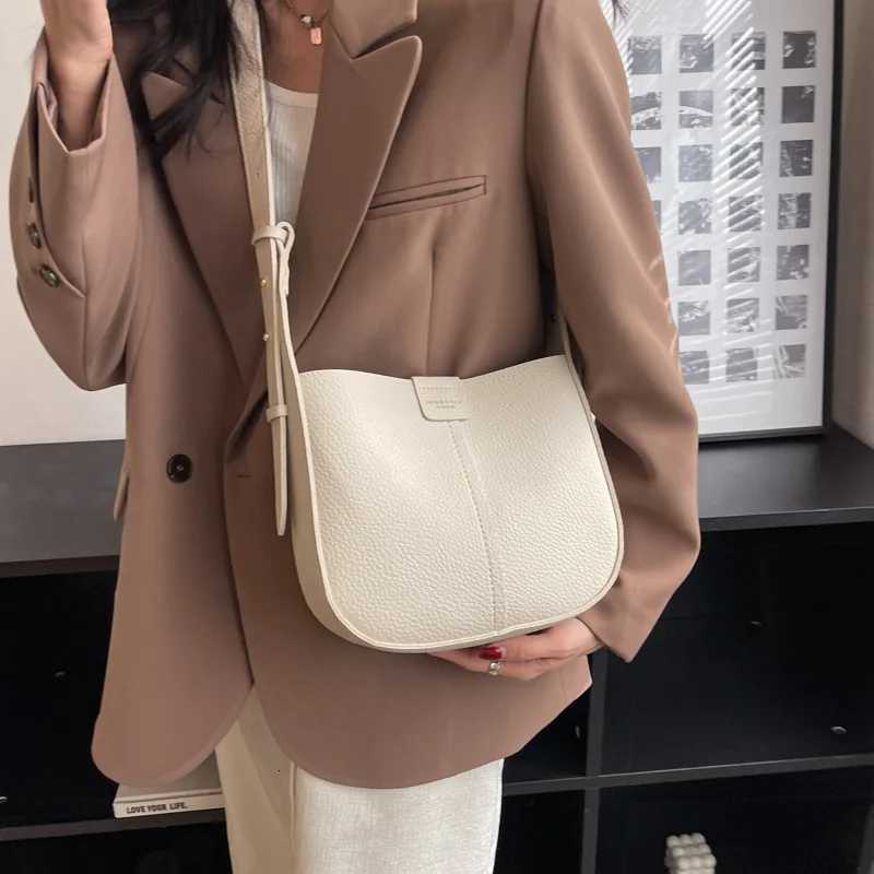 Soft Leather Bag For Women 2024 New Fashionable Commuting Shoulder Crossbody Bag Large Capacity Casual Bucket Bag Z250903